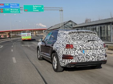 Nowy VW Touareg w drodze przez Polskę do Pekinu